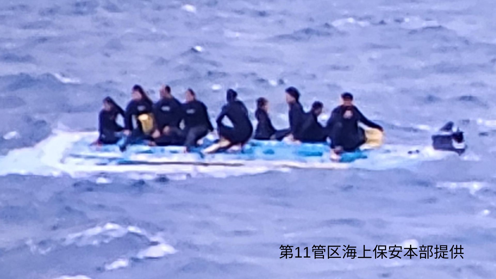 ダイビング船転覆　ひっくり返った船の上にいた10人を無事救助　石垣島沖
