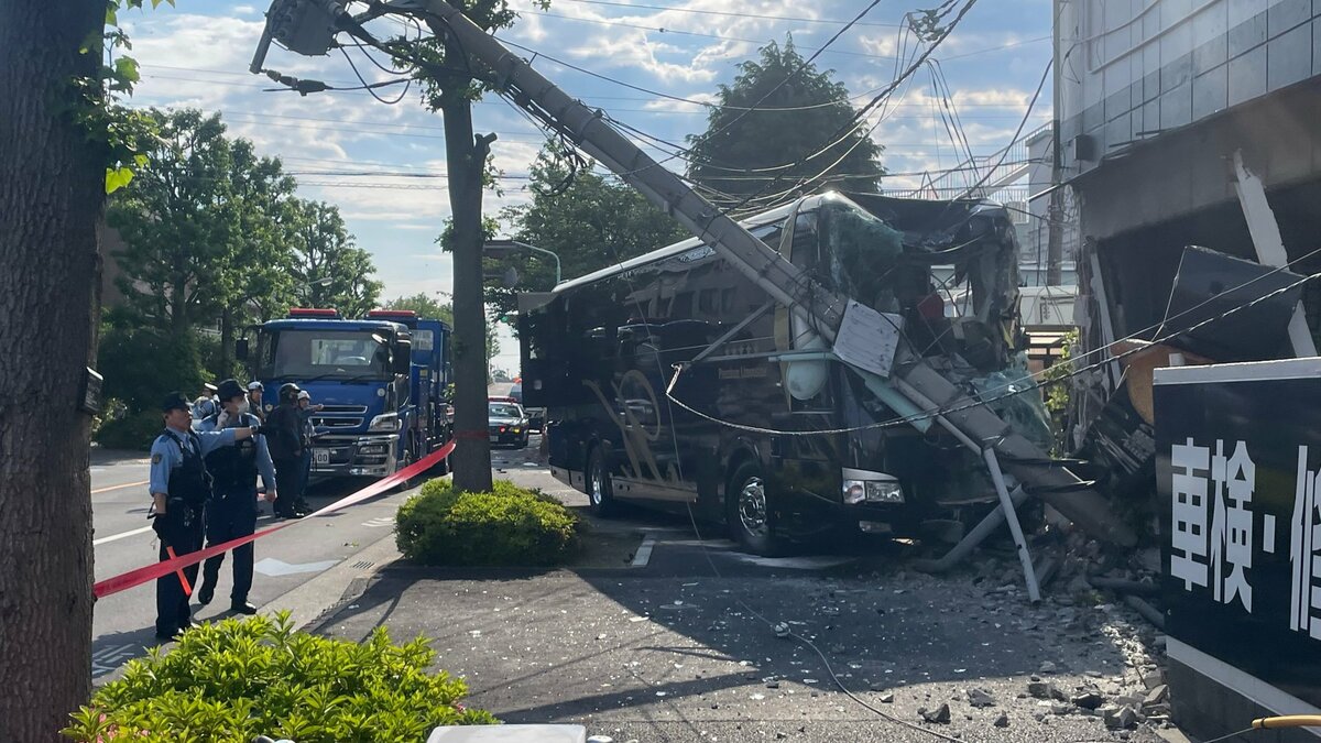 【速報】観光バスが電柱に突っ込み、電柱が傾く　運転手が一時運転席から出られなく…