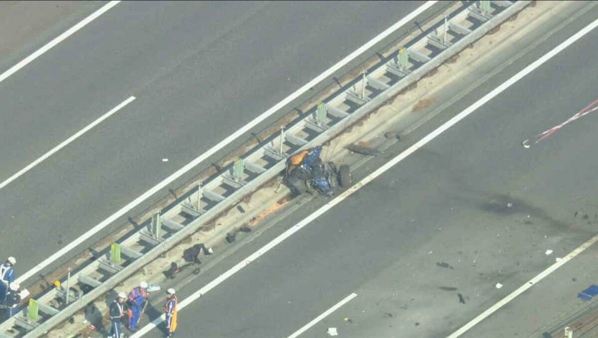 シートベルト着用も車外に投げ出され男性2人死亡 東北道で乗用車が