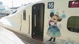 「とてもかわいいなと思って見惚れてました」東京ディズニーシー開園25周年記念「スパークリングドリーム新幹線」が運行開始 ホームでは多くの人が特別な車両を写真撮影＝JR静岡駅|TBS NEWS DIG