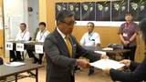 沖永良部島・和泊町長選　再選の前登志朗氏に当選証書「箱モノではなく人のために予算を使う」　鹿児島|TBS NEWS DIG