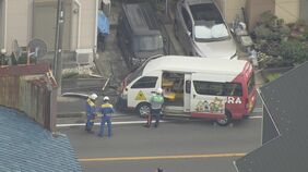 【速報】幼稚園の送迎バスが民家に突っ込む 40代男性運転手が意識不明で病院搬送も死亡 女性保育士と園児9人も病院搬送も全員意識あり 園児5人は軽傷 |TBS NEWS DIG