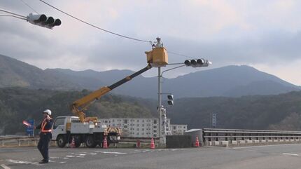 地面から10センチの高さに亀裂…国道9号交差点の「信号柱」
