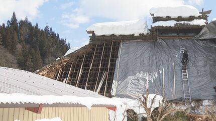 雪の重みに耐えられず茅葺き屋根が滑落 築327年で国の重要文化財 県内
