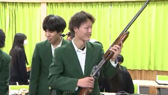 模擬銃を手にする場面も　高校生対象に猟友会の活動と現状を知る講習会　教師は「興味があったら入って地域を支えてくれれば」長野・飯田市　|　SBC NEWS | 長野のニュース | SBC信越放送