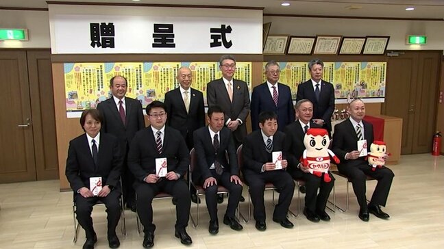 県遊技業協同組合とヤクルトが4つの福祉施設へ20万円を寄付　利用者の年賀シール貼り作業を支援　岩手|TBS NEWS DIG