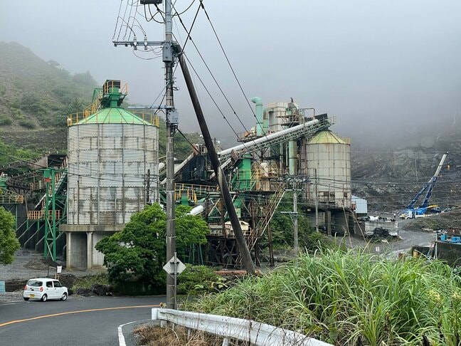 「重機が転落し人が挟まれている」採石場で作業用車両が約15メートル下に転落　70代男性死亡　鹿児島市|TBS NEWS DIG
