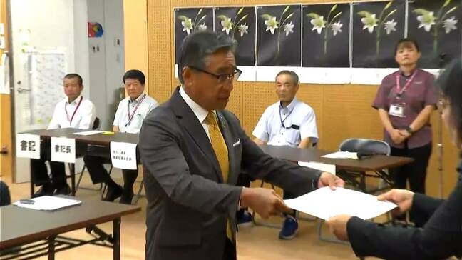 沖永良部島・和泊町長選　再選の前登志朗氏に当選証書「箱モノではなく人のために予算を使う」　鹿児島|TBS NEWS DIG