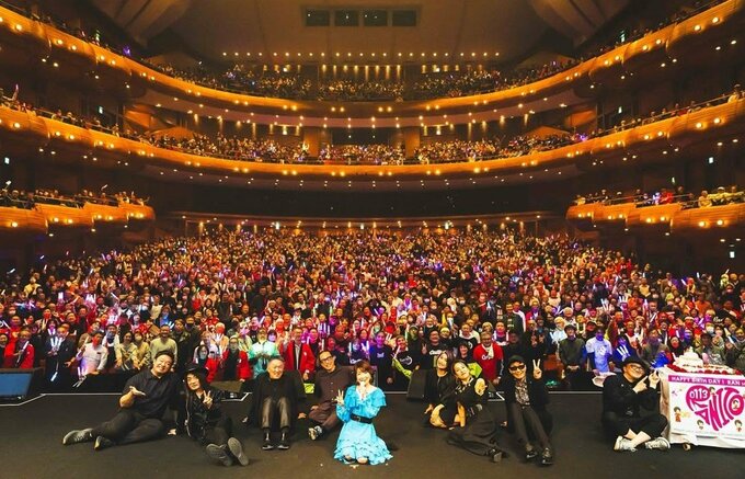 元「キャンディーズ」伊藤蘭さん　「皆様に Birthdayを祝って頂き　幸せな1年のはじまりになりました」　公演での集合写真を公開　「みんなー！　写っているかなー」|TBS NEWS DIG