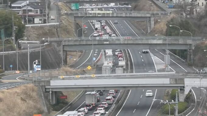 【中央道】　上り線でキャンピングカーが横転　上野原ICを越え4㎞の渋滞　【午後3時30分現在】　|　山梨のニュース | ＵＴＹテレビ山梨