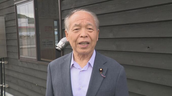 取材陣の質問に答える鈴木宗男氏