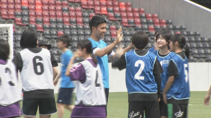 日本代表 遠藤航選手 “被災地の子どもを元気に” 石川でサッカー教室 能登などの中高生に直接指導　|　石川県のニュース｜MRO北陸放送