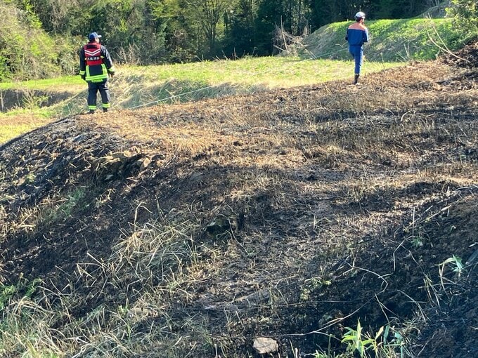 「野焼きをしていた際に山に燃え移った」と119番通報 消防車12台が出動 富山市八尾町福島|TBS NEWS DIG