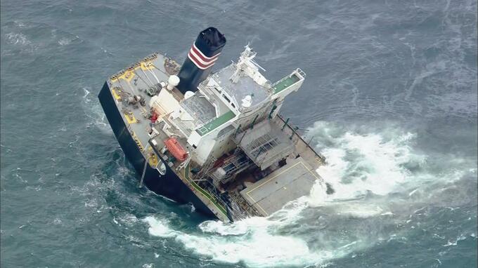 八戸沖で座礁のパナマ船籍・貨物船「クリムゾンポラリス」　吊り上げ作業に向け台船が入港　3月下旬の撤去作業終了を目指す　|　青森のニュース│ATV NEWS│青森テレビ