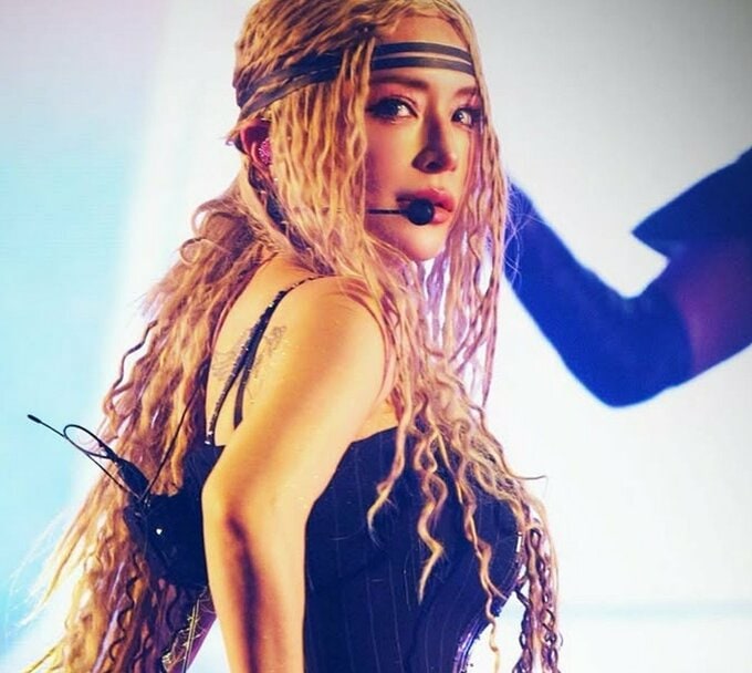 【 浜崎あゆみ 】 「神戸day1いくぜ!!」　ステージショットにファン反響　「楽しみすぎて吐きそう」「髪型かっこいい」|TBS NEWS DIG