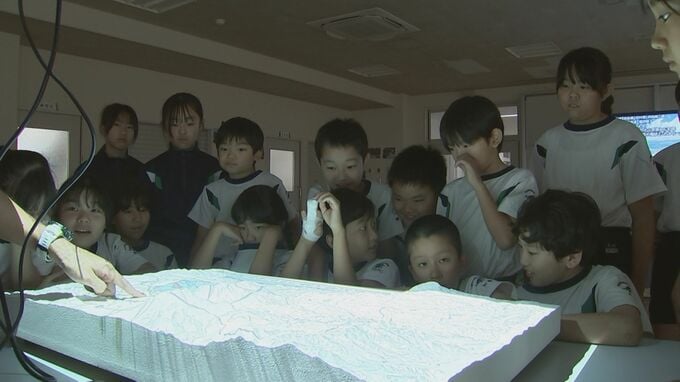 プロジェクションマッピングで防災学習　小学生が地元の活火山を学ぶ　被害範囲と避難行動を確認　|　大分のニュース｜OBS NEWS｜大分放送