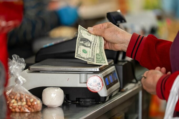 ドル指数、3カ月ぶり低水準－弱い経済指標受け米利上げ見通しが後退