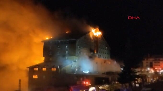 トルコ北西部のスキーリゾートホテルで火災 76人が死亡　法相「経営者ら9人拘束」|TBS NEWS DIG