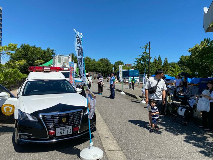 はたらく車が大集合！パトカーや消防車、自衛隊の装甲車など展示　試乗・写真撮影で家族連れにぎわう　富山　|　富山のニュース｜天気・防災｜チューリップテレビ