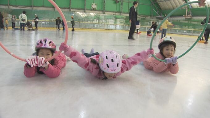 県内唯一のスケートリンク　今シーズンの営業開始を前に園児が初滑り　山口・下松|TBS NEWS DIG