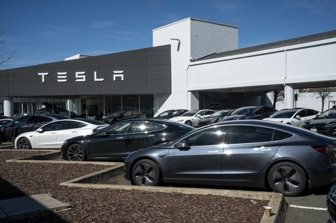 テスラ株、個人投資家が押し目買い－マスク氏とトランプ氏対立でも