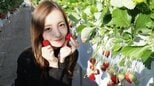 【 板野友美 】　いちごを手に　〝あざと可愛い〟スマイル　いちご狩り満喫ショット公開　「可愛いすぎる！」と絶賛の声|TBS NEWS DIG