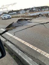 【地震】瓦が崩れたなどの110番通報100件超　道路陥没の情報も　富山　|　富山のニュース｜天気・防災｜チューリップテレビ