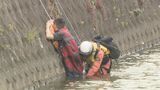 警察・消防・行政が合同救助訓練 川の法面が崩落し1人が川に滑り落ちた想定|TBS NEWS DIG