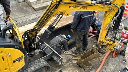 水道管に1メートルの亀裂 佐世保市の141世帯で一時断水 原因は60年以上