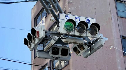 名古屋の街に浮かぶ“UFO”？ 日本唯一の「激レア信号機」はなぜ大須の街