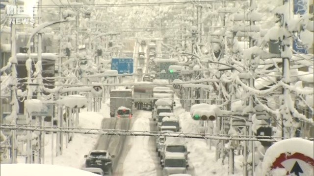 10年に1度の“最強寒波”…昨季は「立ち往生」で国道に長い車列　関西の国道や高速道路でもあす午後『大雪で通行止め』の可能性|TBS NEWS DIG