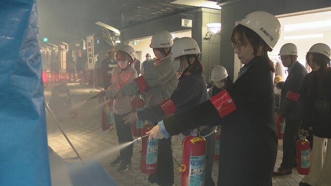 天神地下街で総合消防訓練 ”店舗から出火、地下街に煙が充満”想定 約160人が参加 福岡市|TBS NEWS DIG