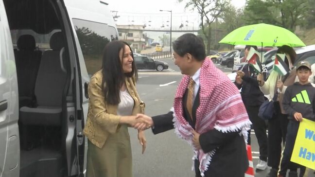 鳥取県と「砂同盟」ヨルダン代表が鳥取砂丘を訪問　予定外に砂丘を登り始め…「砂を登って素晴らしいサプライズ」|TBS NEWS DIG