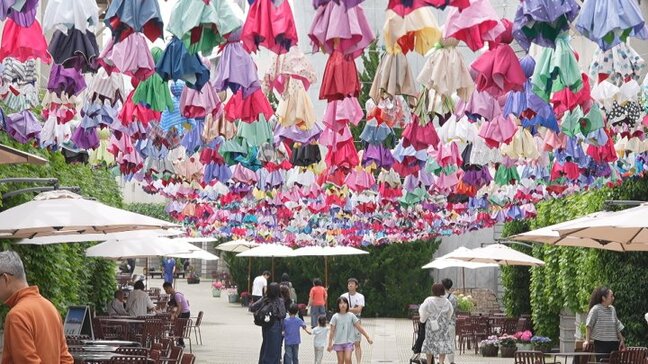 “ふれふれ坊主”1500個　色鮮やかな景色広がる　「いらなくなった傘で作っている点も良い」　山梨・リゾナーレ八ヶ岳　　|TBS NEWS DIG