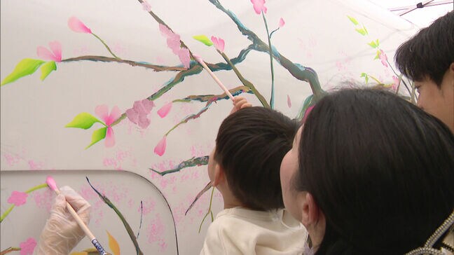 「たぶん一生に一度もない経験」九州新幹線「つばめ」の車体にペイント 桜の花びら描く 福岡|TBS NEWS DIG