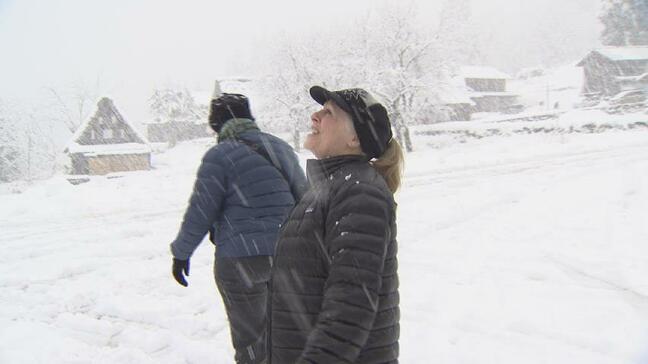 雪化粧の世界遺産に「ビューティフル！」　相倉合掌造り集落はインバウンド客で賑わい　雪シーズン到来で施設側は安全対策を「お願い」　富山・南砺市|TBS NEWS DIG