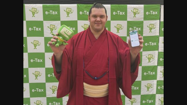 確定申告も土俵際で慌てない！　ウクライナ出身の獅司関がスマホを使った申告体験 「簡単だよ」とアピール　所得税の確定申告の受付は3月16日まで|TBS NEWS DIG