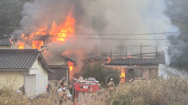 【住宅全焼】黒煙上げて燃える「手がつけられない状態だった」住人(71)は逃げ出して無事 山口|TBS NEWS DIG
