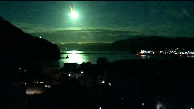 【瞬間動画】深夜の夜空が真っ白に…火球か「隕石が落ちたかと」西日本で目撃相次ぐ、テレビ高知の情報カメラをリレーで|TBS NEWS DIG