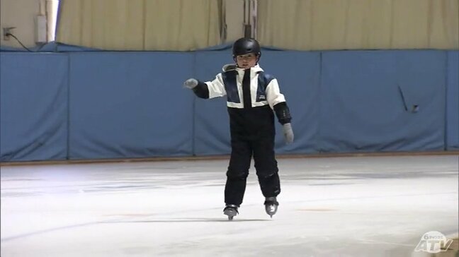 滑走楽しむ学生や家族連れ賑わう 氷上で奮闘する小学生も! 盛運輸アリーナ18日にオープン 青森県青森市|TBS NEWS DIG