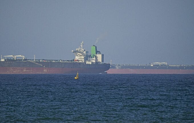 イラン、ホルムズ海峡の封鎖を船舶に通告－銃撃の報告も