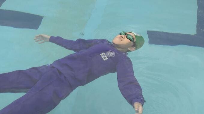 おぼれたときは “ういてまて” 海や川でのレジャーが増える夏休み　児童が水難事故から命を守る方法学ぶ　|　富山のニュース｜天気・防災｜チューリップテレビ