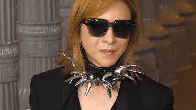 YOSHIKIさん　トゲトゲネックレスは「ハグを避ける」ため　首の人工椎間板の固定を待つ間|TBS NEWS DIG