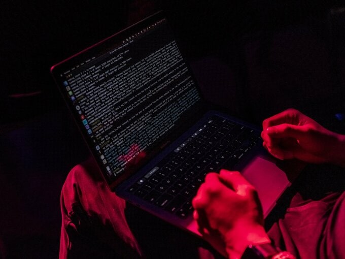 ハッカーのブロックチェーン利用440%増、オープンソースAIで攻撃拡大