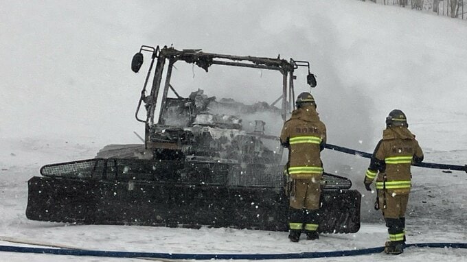 スキー場で炎上「圧雪車が燃えている」60代男性が作業中に異音と異臭に気づき…車体は激しく焼損しほぼフレームのみに　北海道稚内市・上勇知スキー場　|　北海道のニュース｜HBC北海道放送