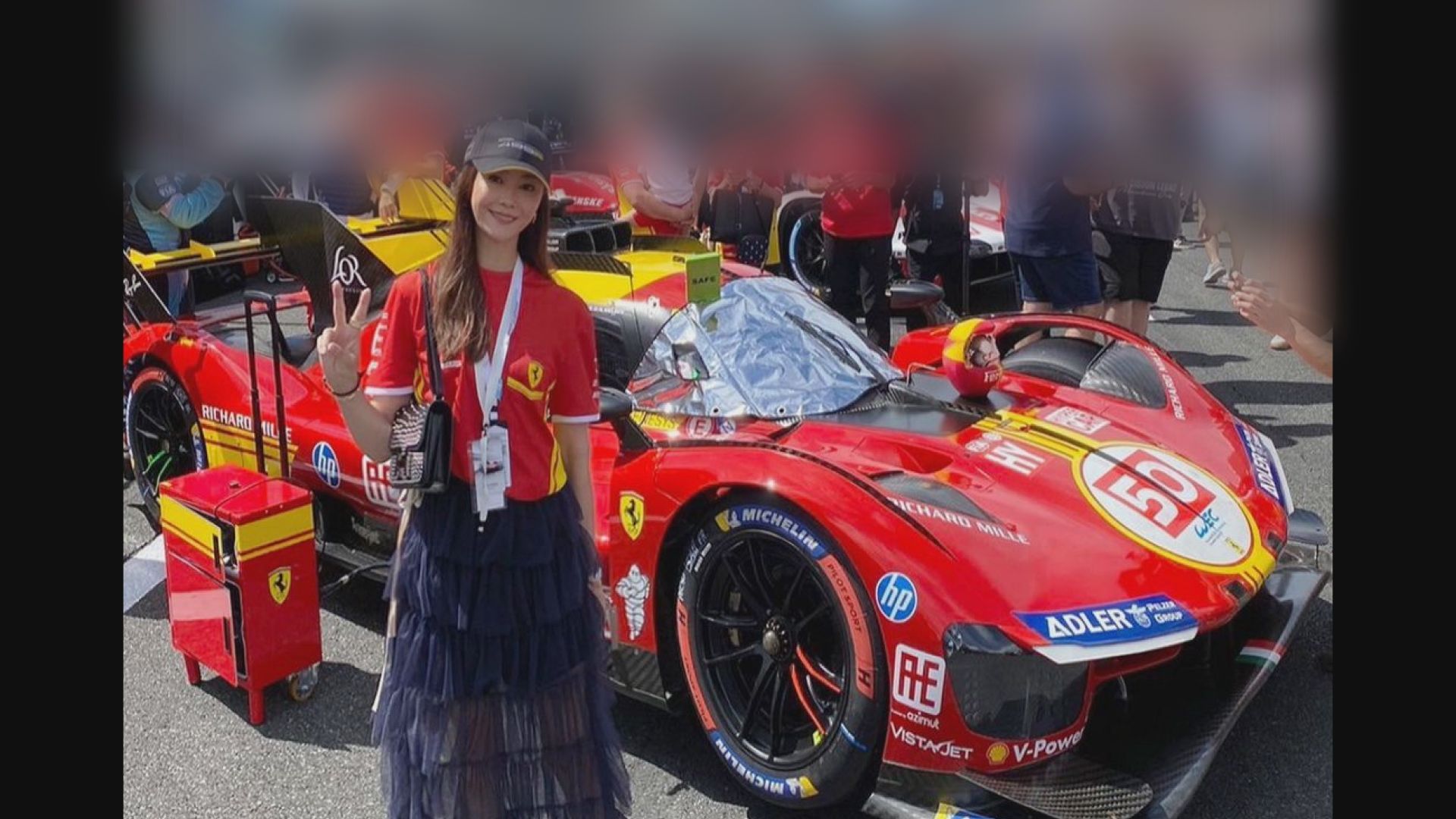 観月ありささん 「フェラーリ 499p」と笑顔でピース 「耐久レース WEC