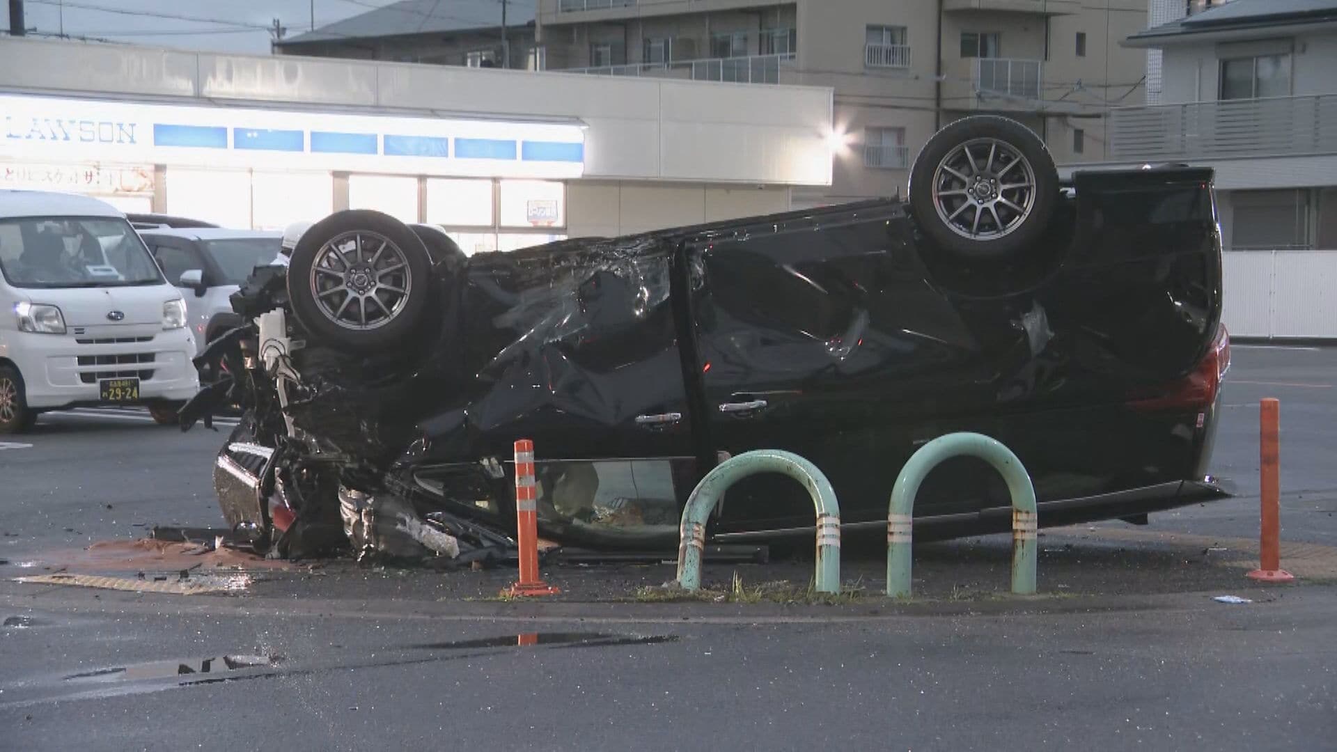 名古屋・西区でミニバンがひっくり返る衝突事故 10歳くらいの女児を