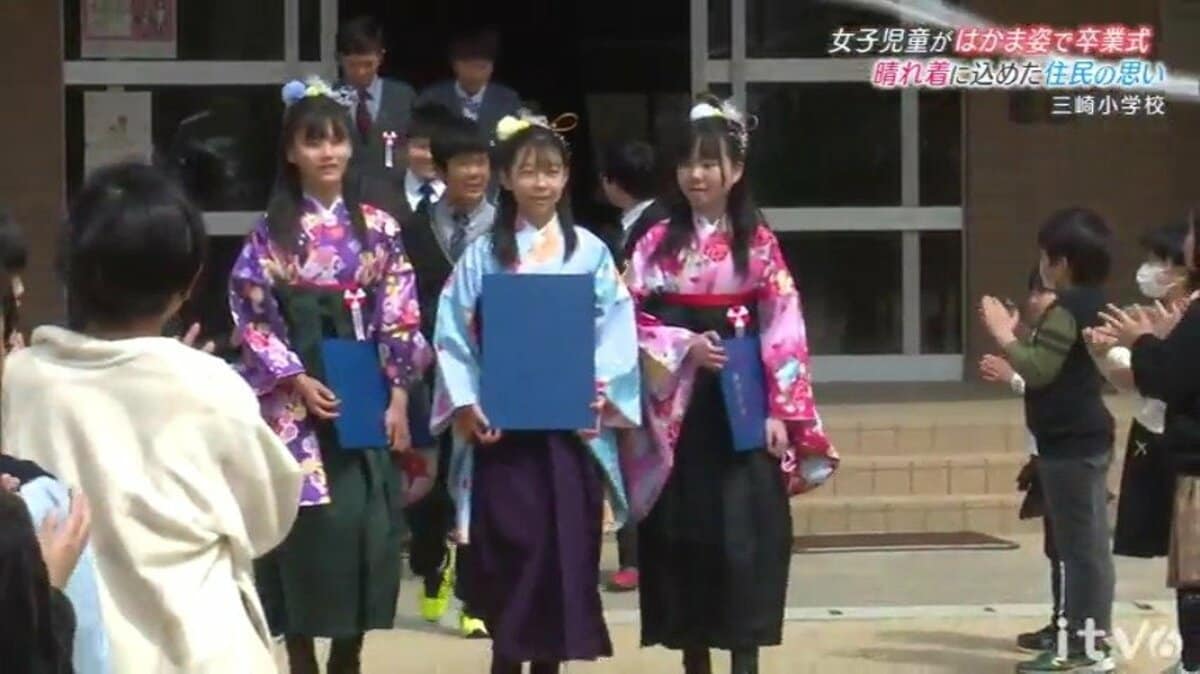 三崎小の女子児童が着物姿で卒業式 晴れ着に込めた住民の思い （愛媛
