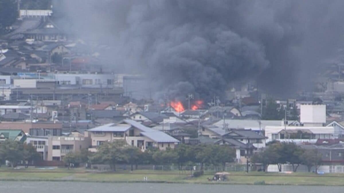 諏訪湖近くの火災 「家が燃えている」 火元とみられる家の1人と連絡