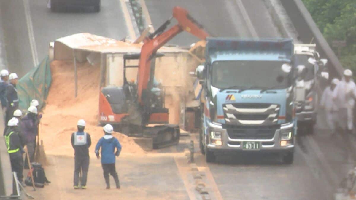中九州道　犬飼ICー千歳ICで6時間通行止め　5台絡む事故で道路一面のおがくず　大分・豊後大野市